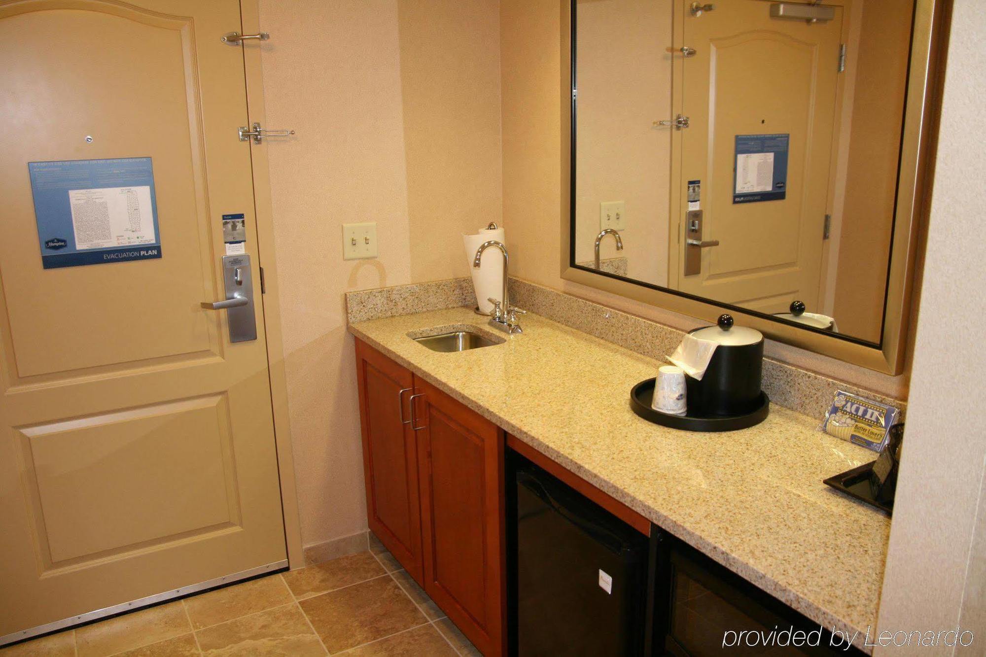 Hampton Inn & Suites East Hartford Room photo